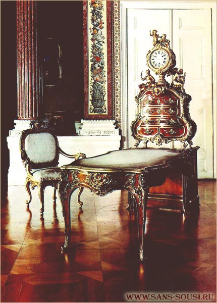 Письменный стол и шкафчик для документов с часами. Дворец Сан-Суси / www.sans-souci.ru