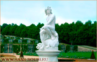 Статуя возле дворца Сан-Суси. Потсдам / www.sans-souci.ru